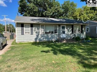 1528 Woodlawn St, Hutchinson, KS 67501