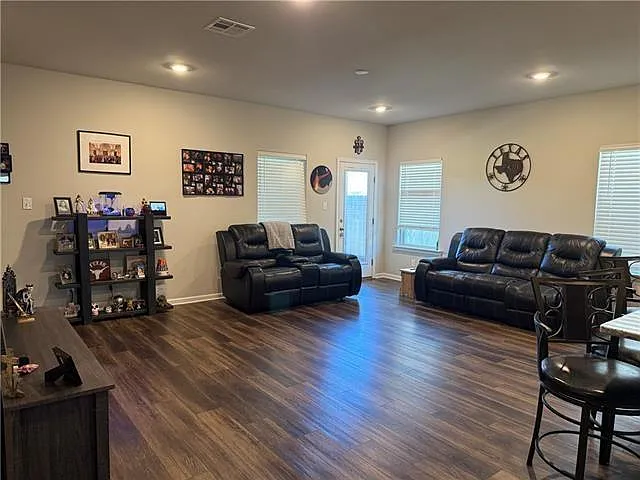 4 bed, 3.0 bath, 2078 sqft, $2,400 — Photo 3