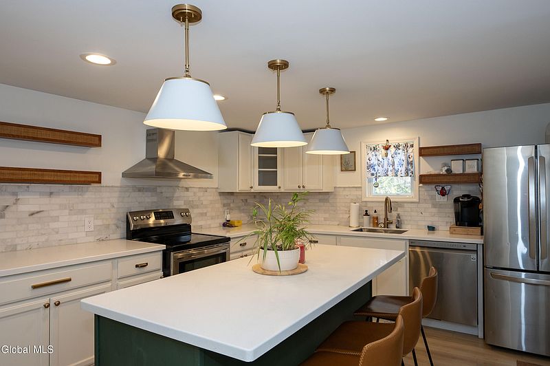 3rd image of 35 Sawmill Hill Road