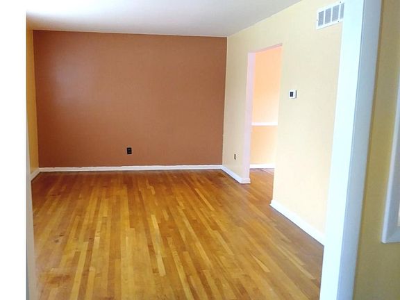 2nd image of 32 White Clay Cres