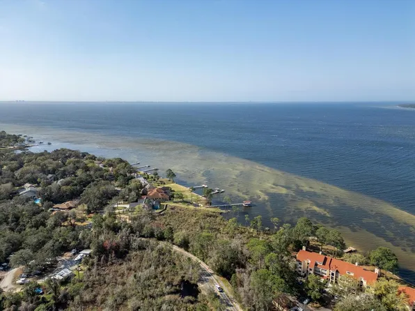 800 Bay Dr APT 10, Niceville, FL 32578