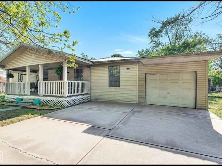 802 Benton St — Photo 2