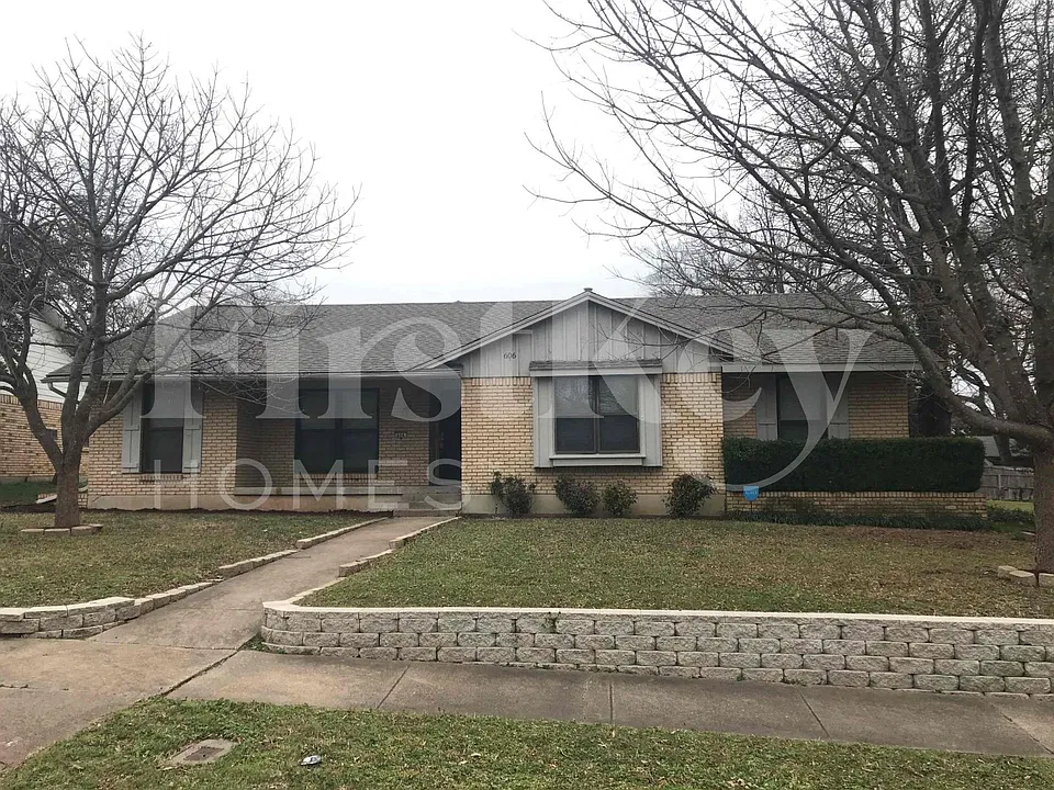 606 E Center St