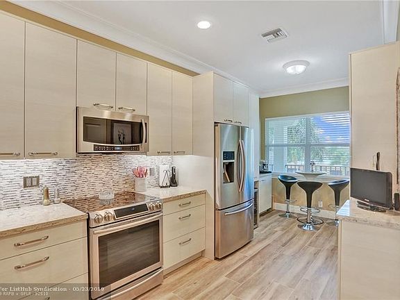 4th image of 2720 NE 15th St APT 302