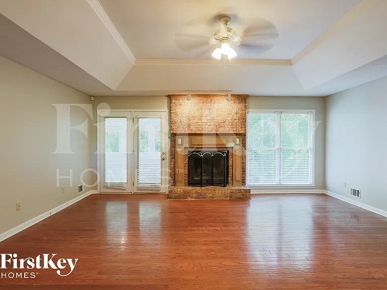 226 David Larsen Dr — Photo 2
