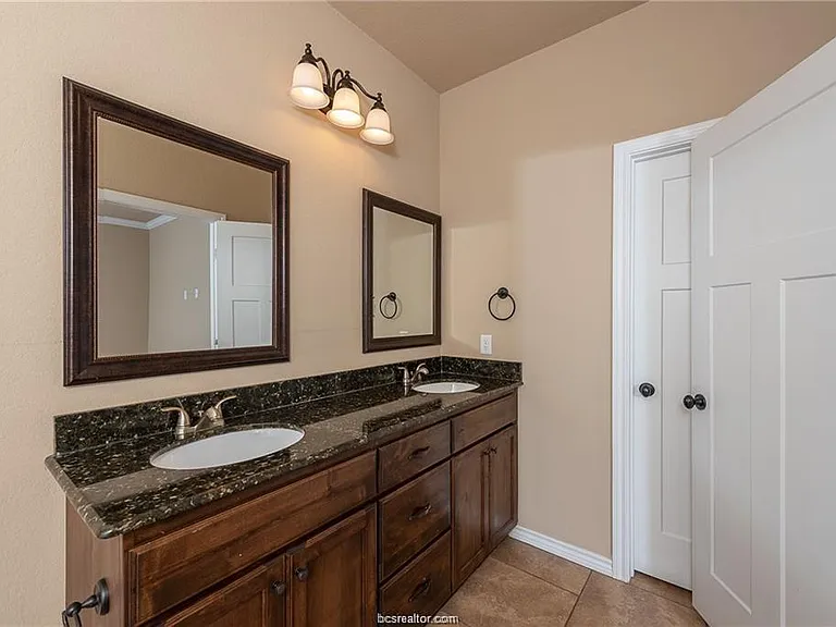 4001 Golden Eagle Dr #B — Photo 14