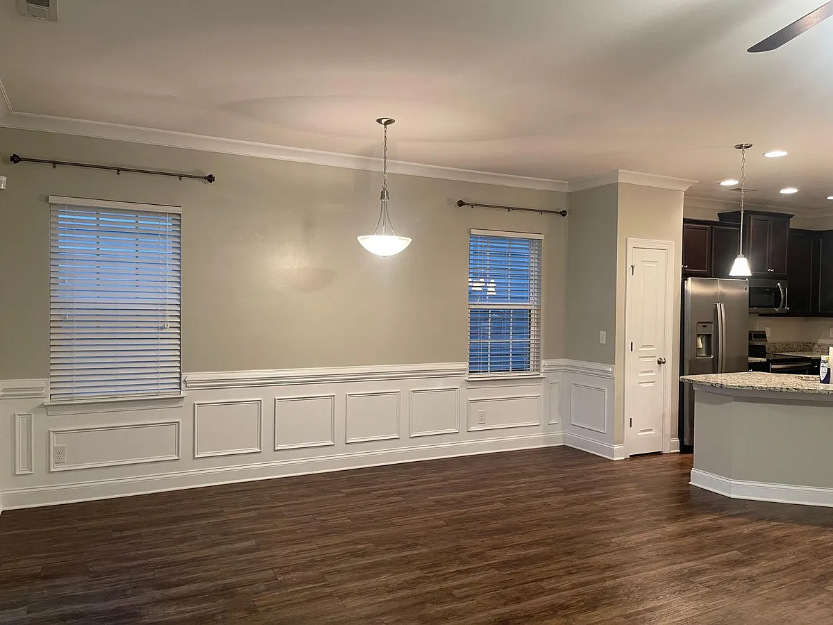 Great open floorplan with eat in area - 358 Halton Crossing Dr SW