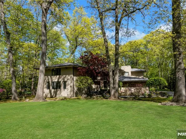 78 Apple Ridge Rd, Woodcliff Lake, NJ 07677
