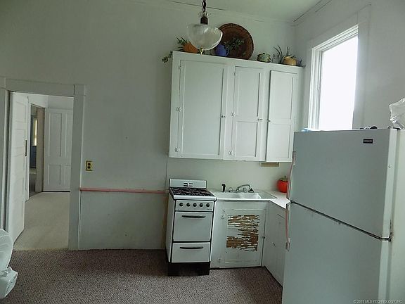 4th image of 224 N Oak St