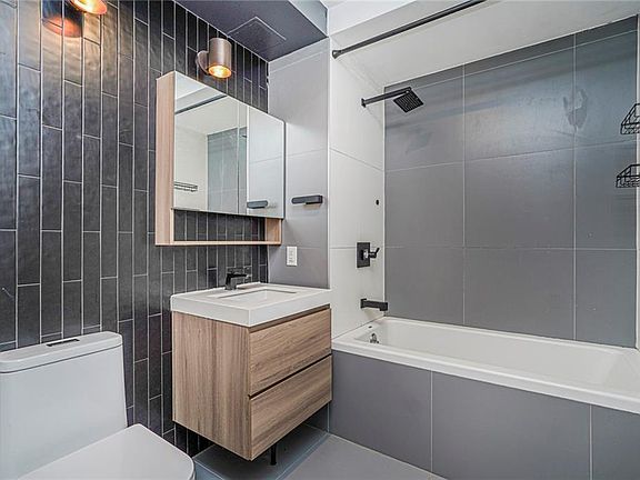 4th image of 2443 Ocean Ave #2B