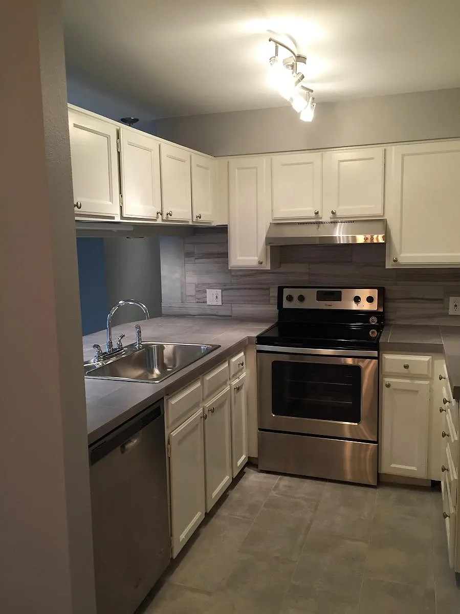 Kitchen - 6495 Kalua Rd #TOP FLOOR