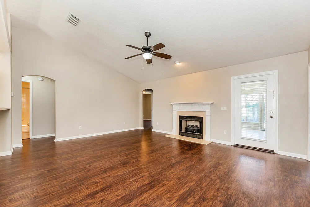 4 bed, 2.0 bath, 1669 sqft, $2,820 — Photo 4