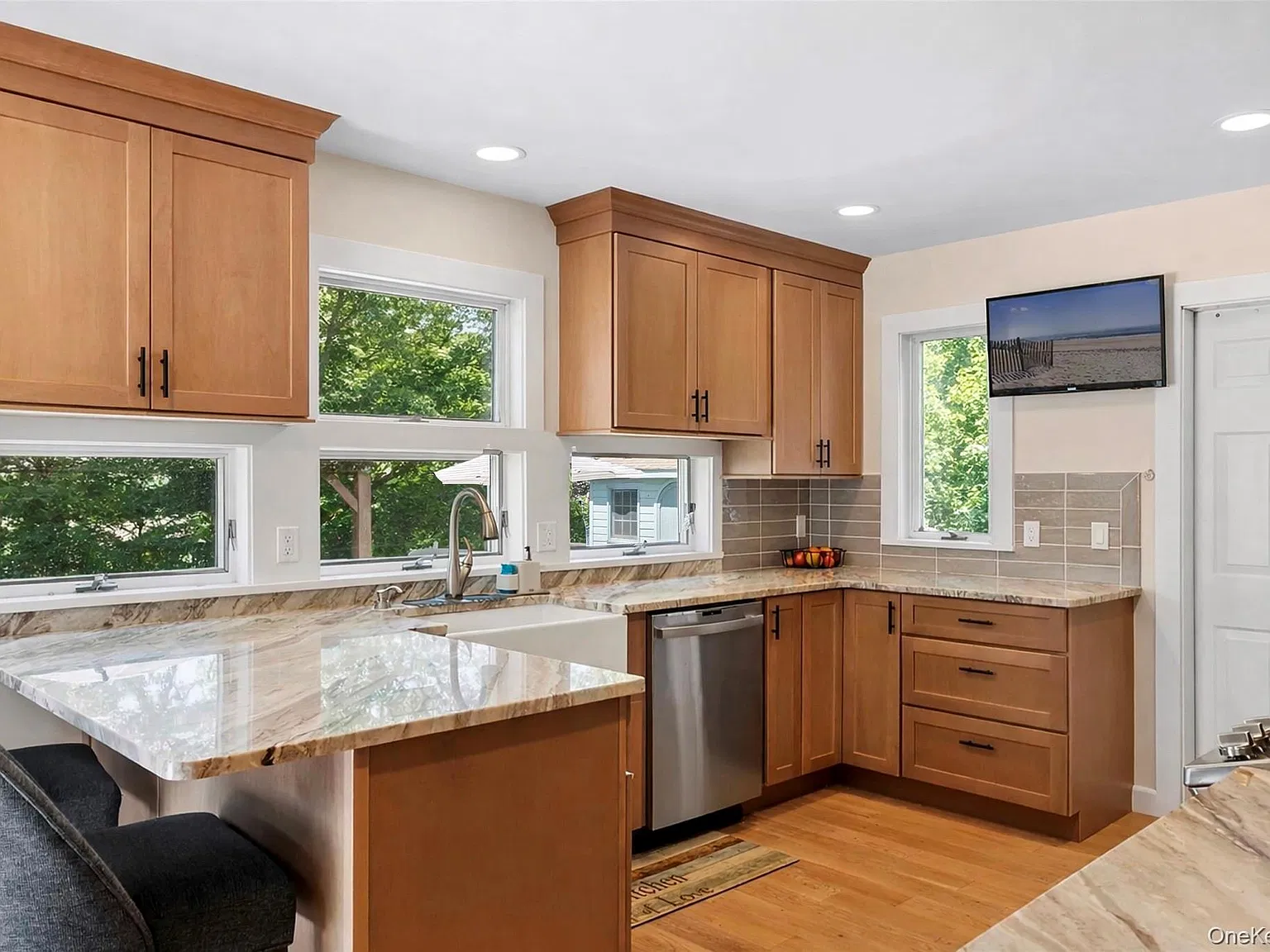 3 bed, 3.0 bath, 2280 sqft, $9,500 — Photo 2
