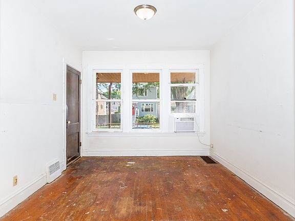2nd image of 4952 W Ainslie St