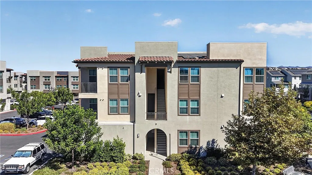 2 bed, 1036 sqft, $4,500 — Photo 2