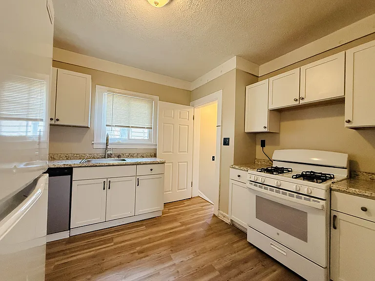 4123 Stickney Ave — Photo 12