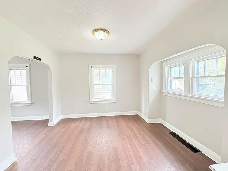1019 Booth Ave — Photo 8