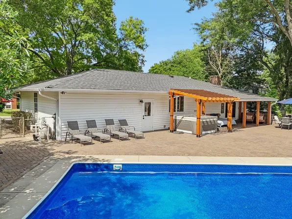 857 Lookout Point Dr, Columbus, OH 43235