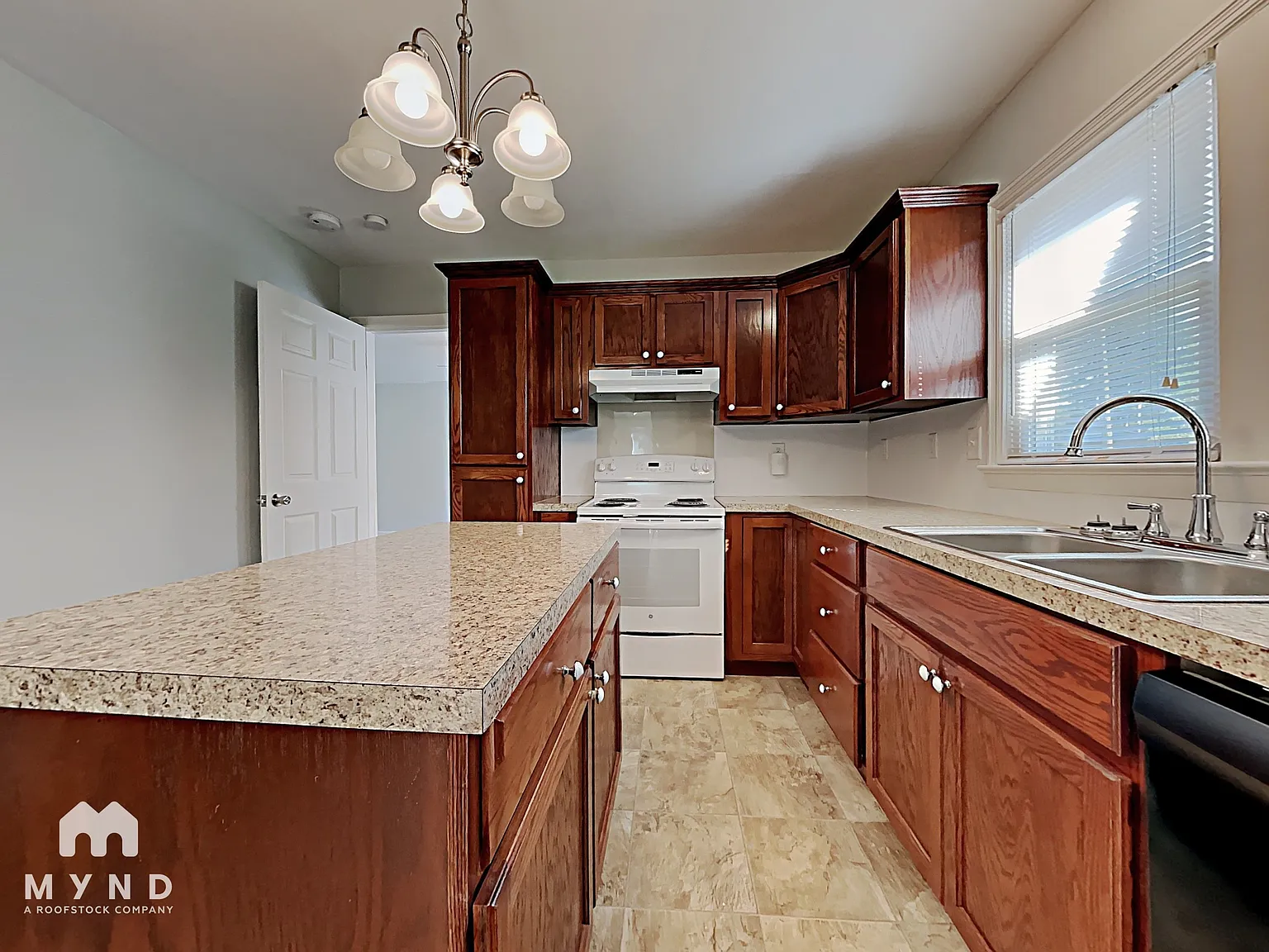 2 bed, 1.0 bath, 1056 sqft, $1,555 — Photo 4