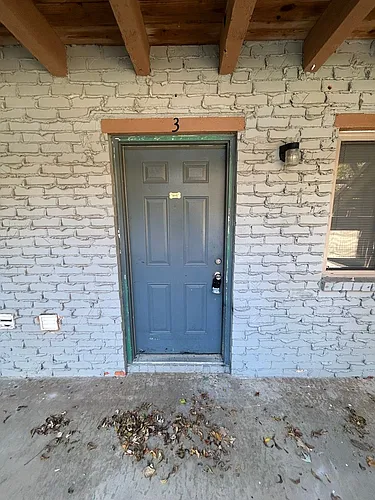 969 W Holly St Photo 1