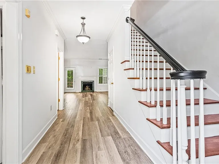 1160 Windsor Pkwy #8 — Photo 3