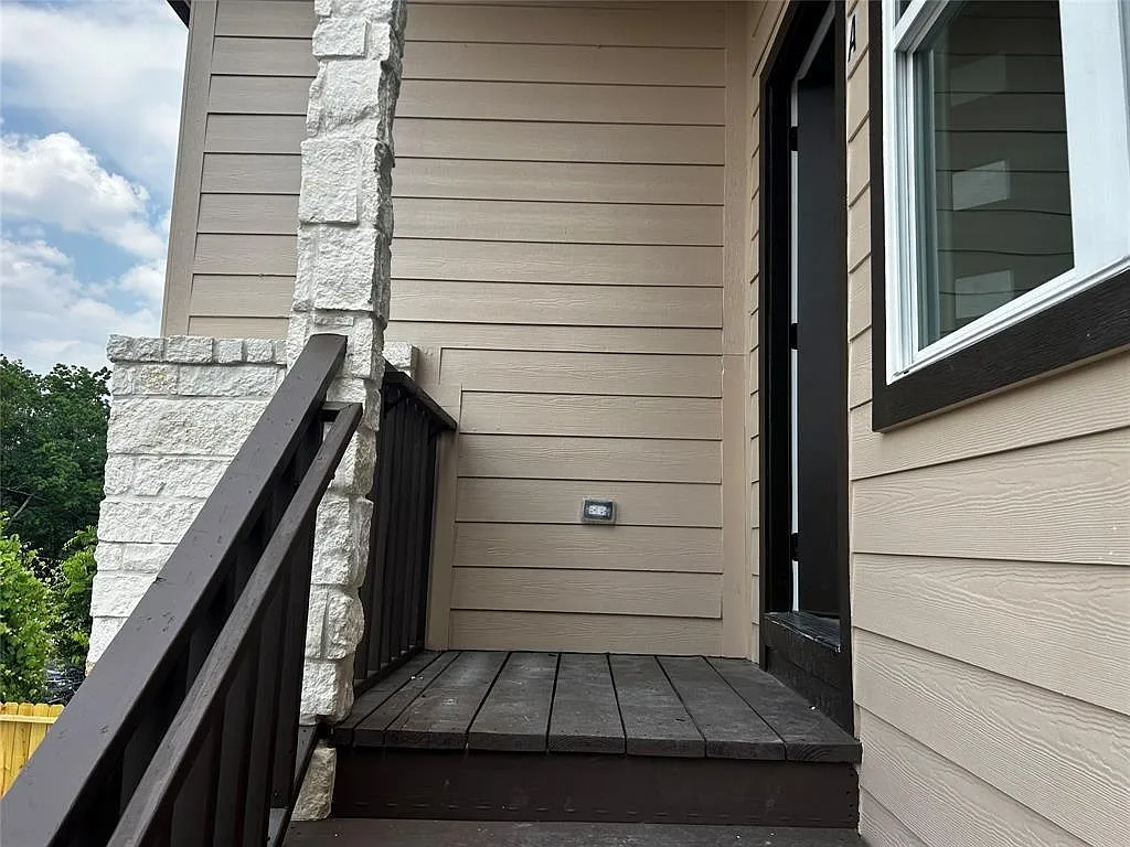 3 bed, 3.5 bath, 1600 sqft, $2,200 — Photo 3