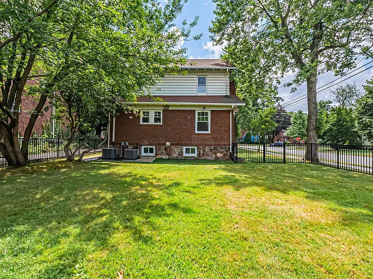 26 Glenwood Ave — Photo 29