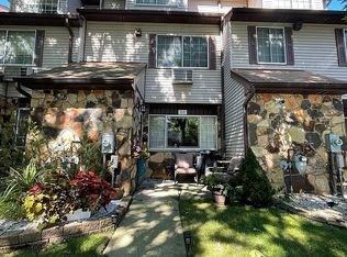 22 Croft Ct, Staten Island, NY 10306