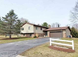 7803 Dawn Dr, Almont, MI 48003