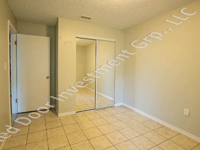 1127 Beecher St — Photo 7
