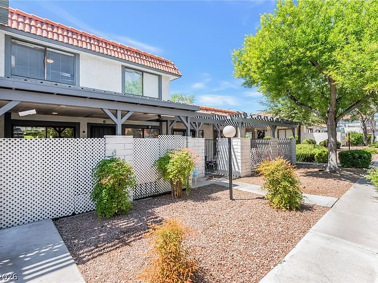 900 Willow Tree Dr #C — Photo 37