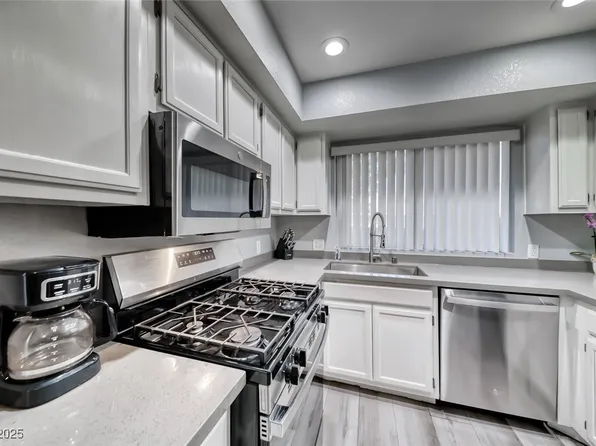 2225 Silver Pine Dr, Las Vegas, NV 89108