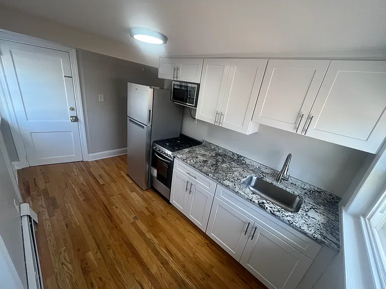 1907 N Lincoln St #3 — Photo 2
