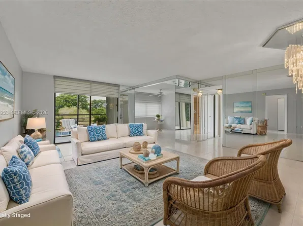 900 Saint Charles Pl APT 310, Pembroke Pines, FL 33026