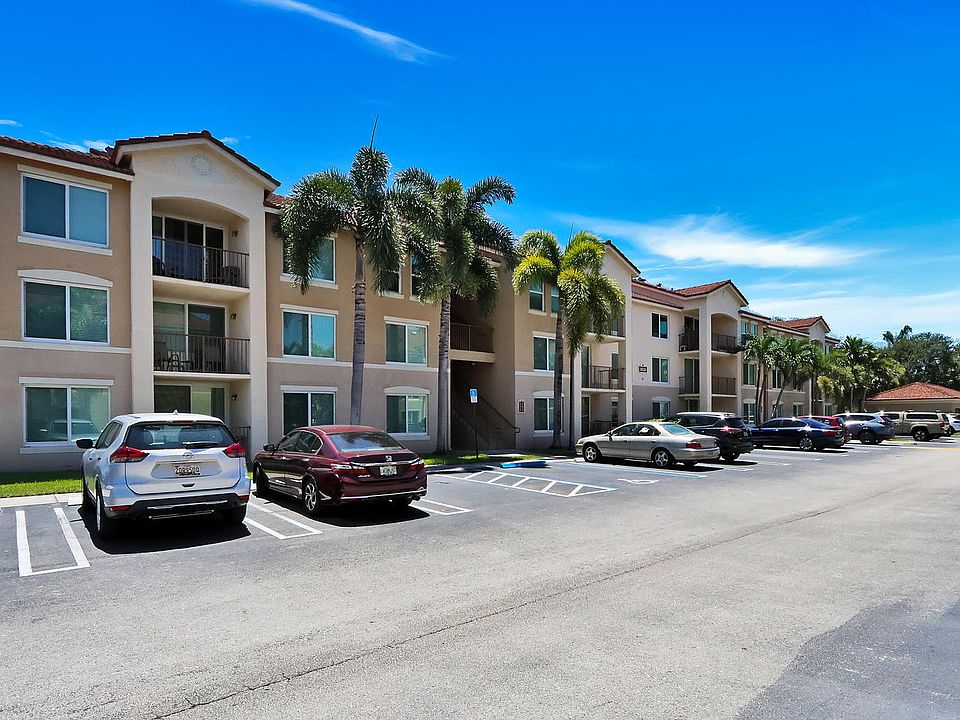 1st image of 221 Villa Cir #221