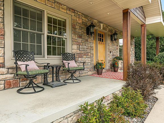 3rd image of 1301 Pondview Ln