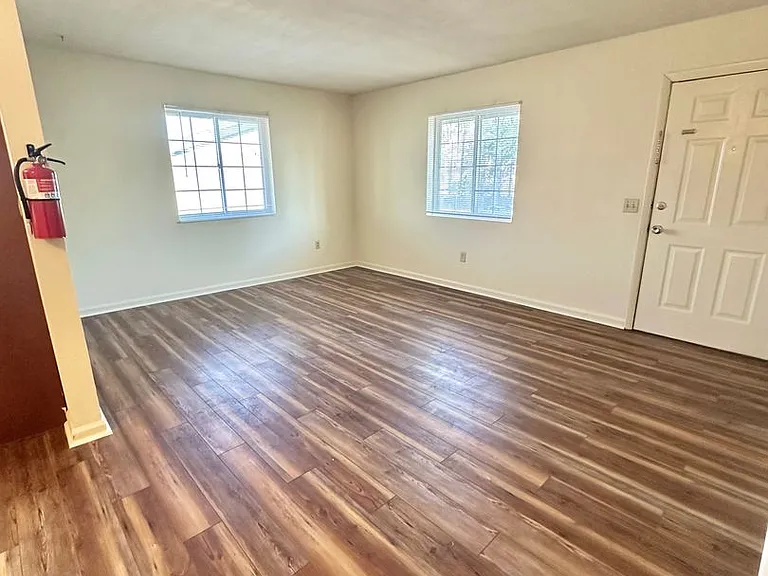 University Pointe Apartments — Photo 12