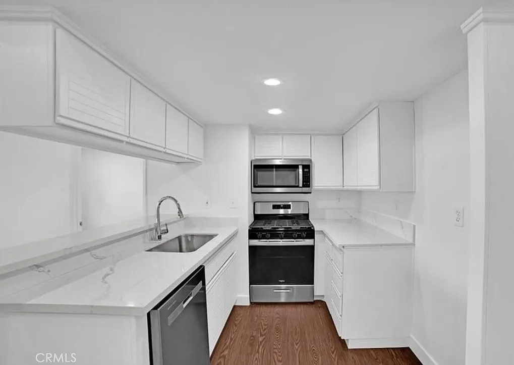 2 bed, 910 sqft, $2,500 — Photo 3