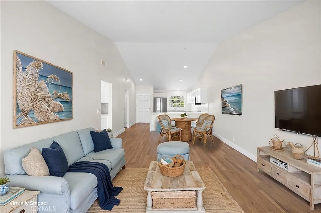 2 bed, 993 sqft, $3,900 — Photo 1