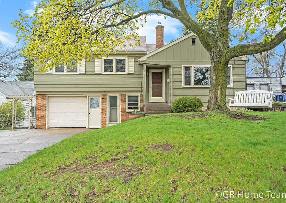 1st image of 917 Malta St NE