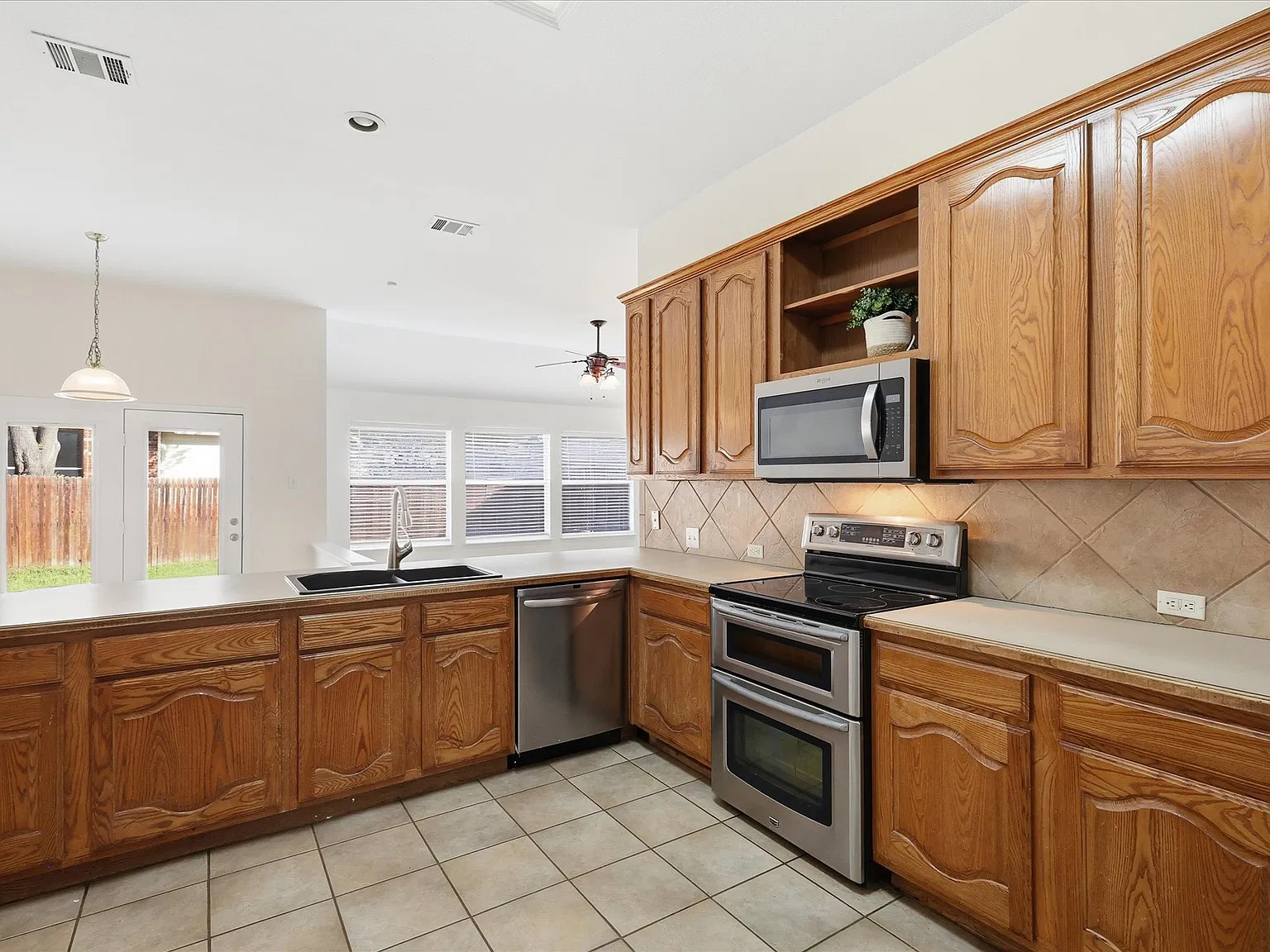 4 bed, 2017 sqft, $2,200 — Photo 3