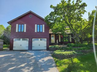 2264 Ridgeview Dr, Muscatine, IA 52761