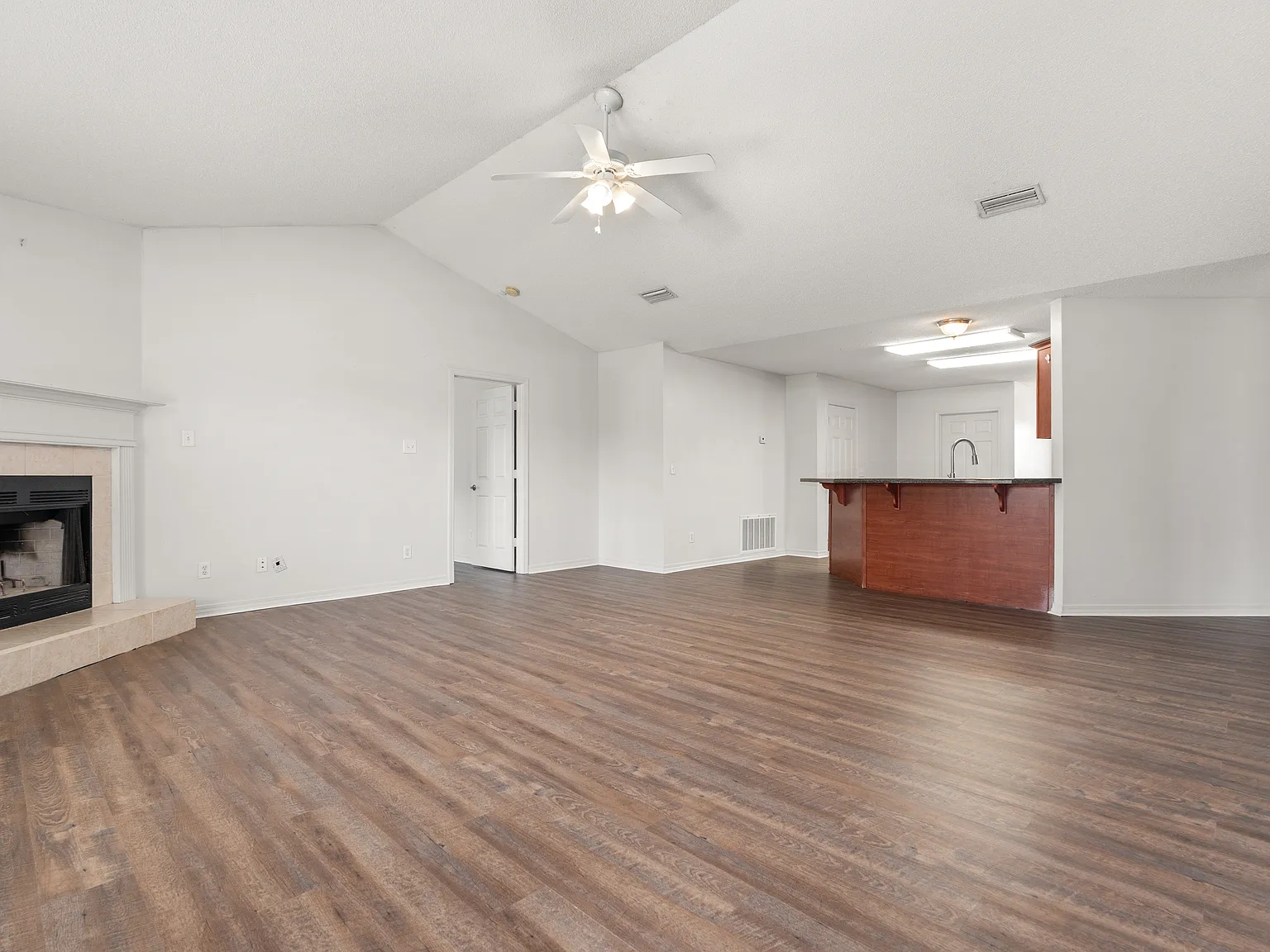 4 bed, 2.0 bath, 1930 sqft, $2,200 — Photo 3