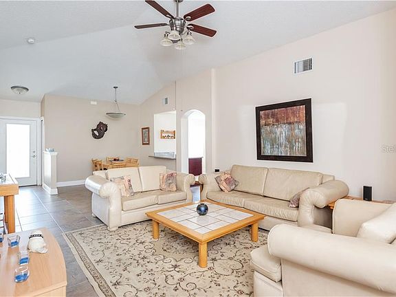3rd image of 303 Mary Beth Pl