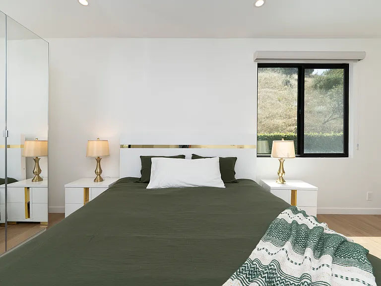 2450 Coldwater Canyon Dr — Photo 25