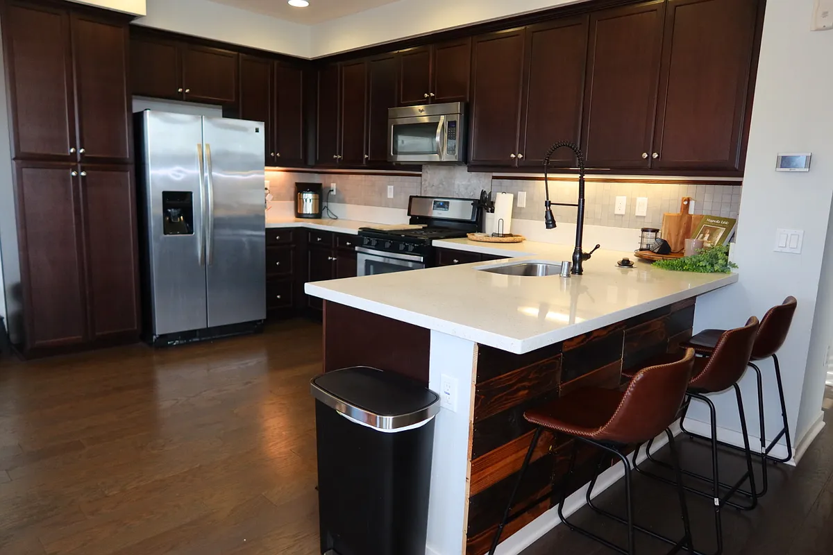 Building Photo - 4951 Laurel #A