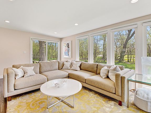 4th image of 267 Leslee Ln