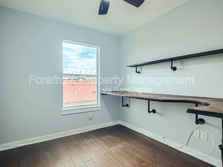 126 E Myrtle St — Photo 26