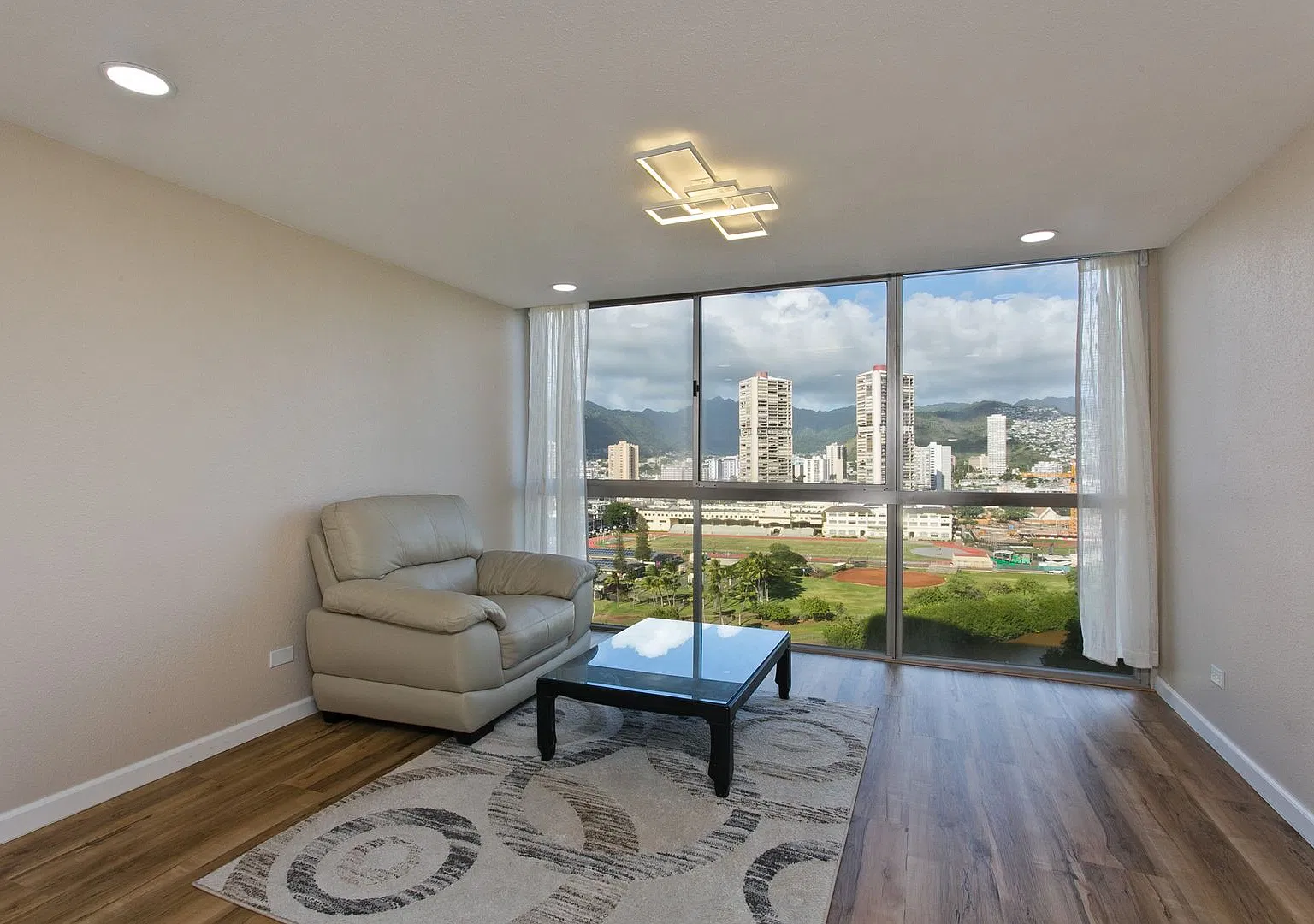 Walking Distance To The Beach & Furnished... Aloha Lani #1606 - 1 Bd 1 Ba 1 Prk — Photo 2