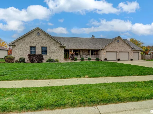 126 Twin Oaks Dr, Chatham, IL 62629